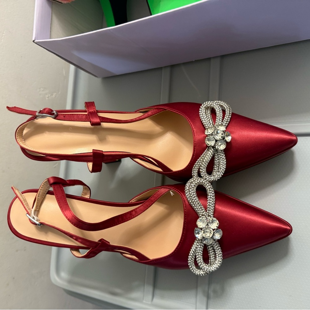 Chic Red Heels with Rhinestone Bow - Picture 5 of 7